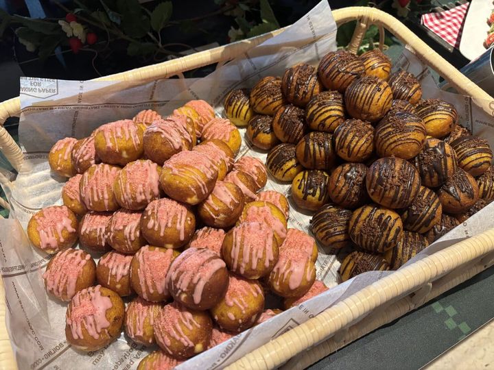 神戸ポートピアホテルのいちごスイーツブッフェ「ストロベリー・ピクニック」のいちごドーナツ＆チョコドーナツ