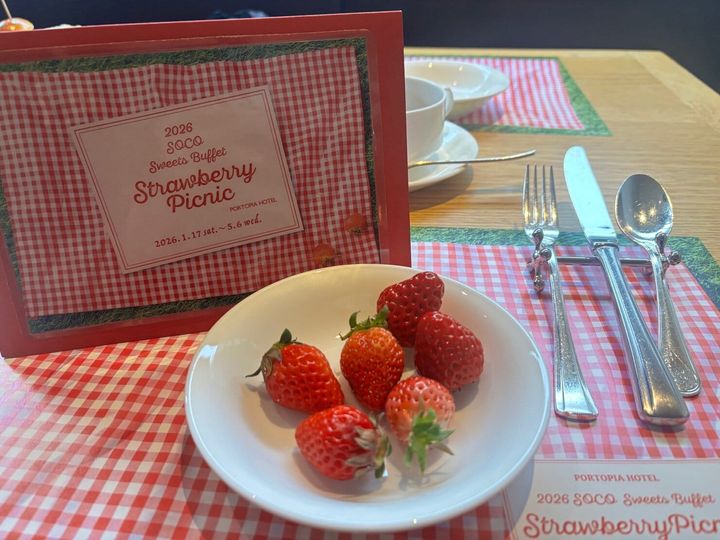 神戸ポートピアホテルのいちごスイーツブッフェ「ストロベリー・ピクニック」のギンガムチェックのランチョンマット
