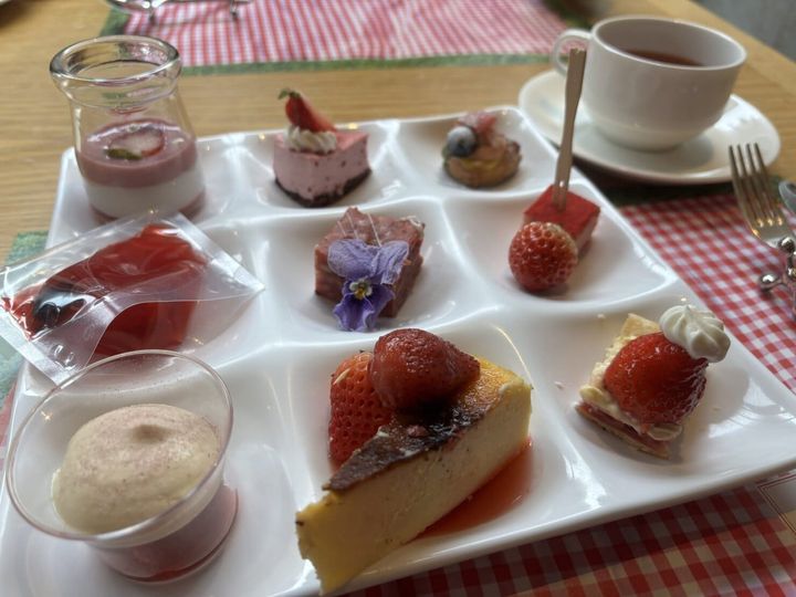 神戸ポートピアホテルのいちごスイーツブッフェ「ストロベリー・ピクニック」のスイーツをお皿に盛ったところ