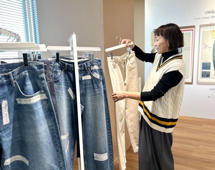 ユニクロ2026春夏の展示会へ！ジーンズイノベーションセンターでテストを繰り返すなかで修正点が指示されたサンプル。