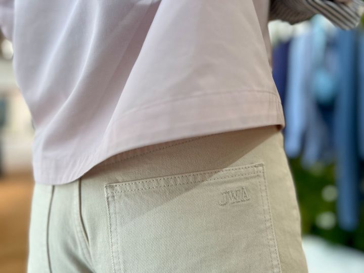 ユニクロのストレートジーンズのバックポケットには、さりげなくブランドロゴの刺しゅうが。