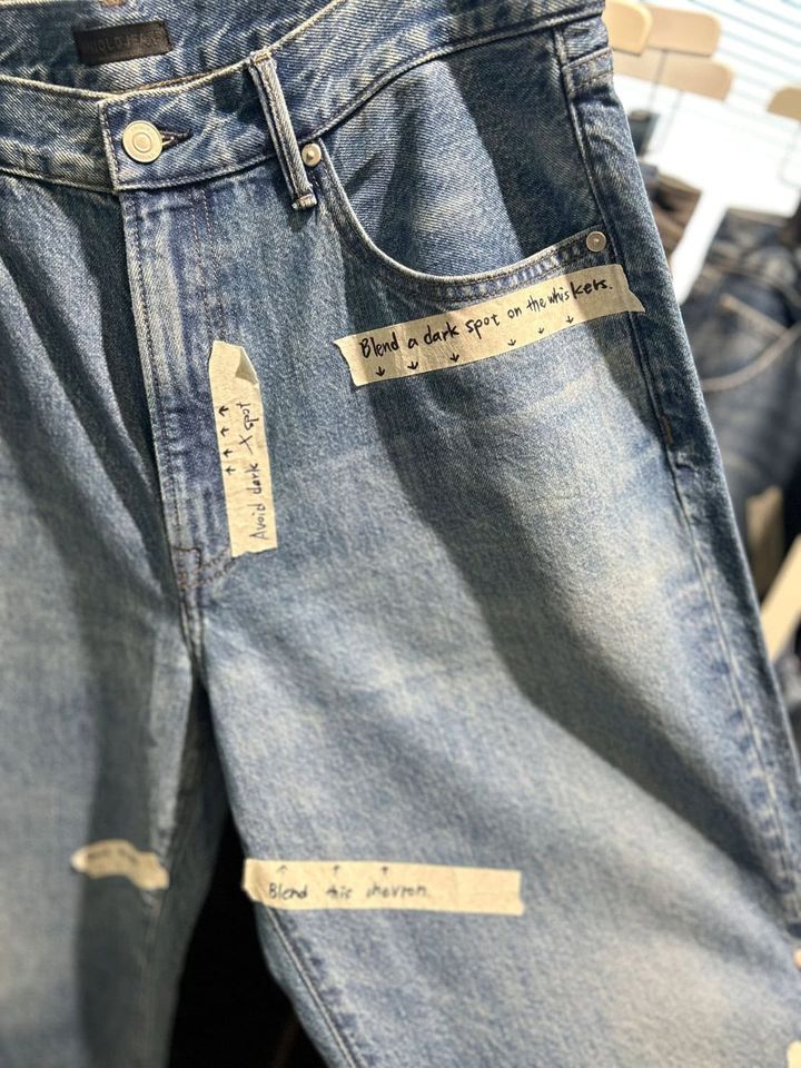 修正点を指摘する文字が書かれたデニム