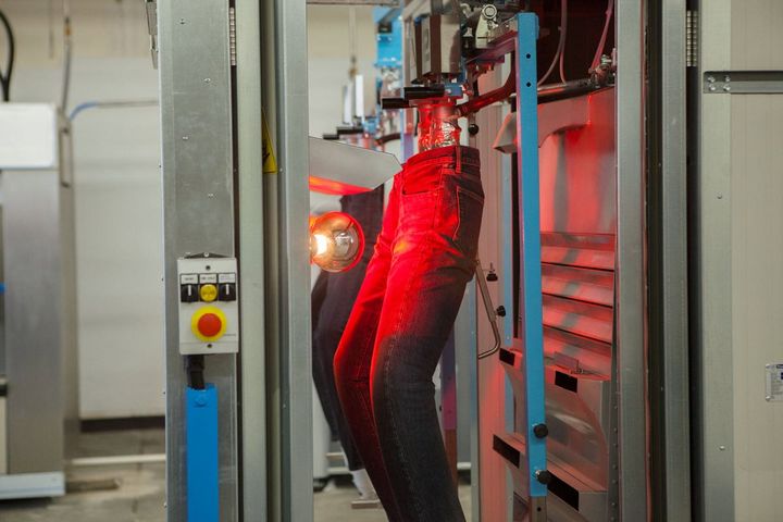 ユニクロのデニムの自然な色落ちやシワは、最先端のレーザーや特殊なウォッシュ加工によるもの。