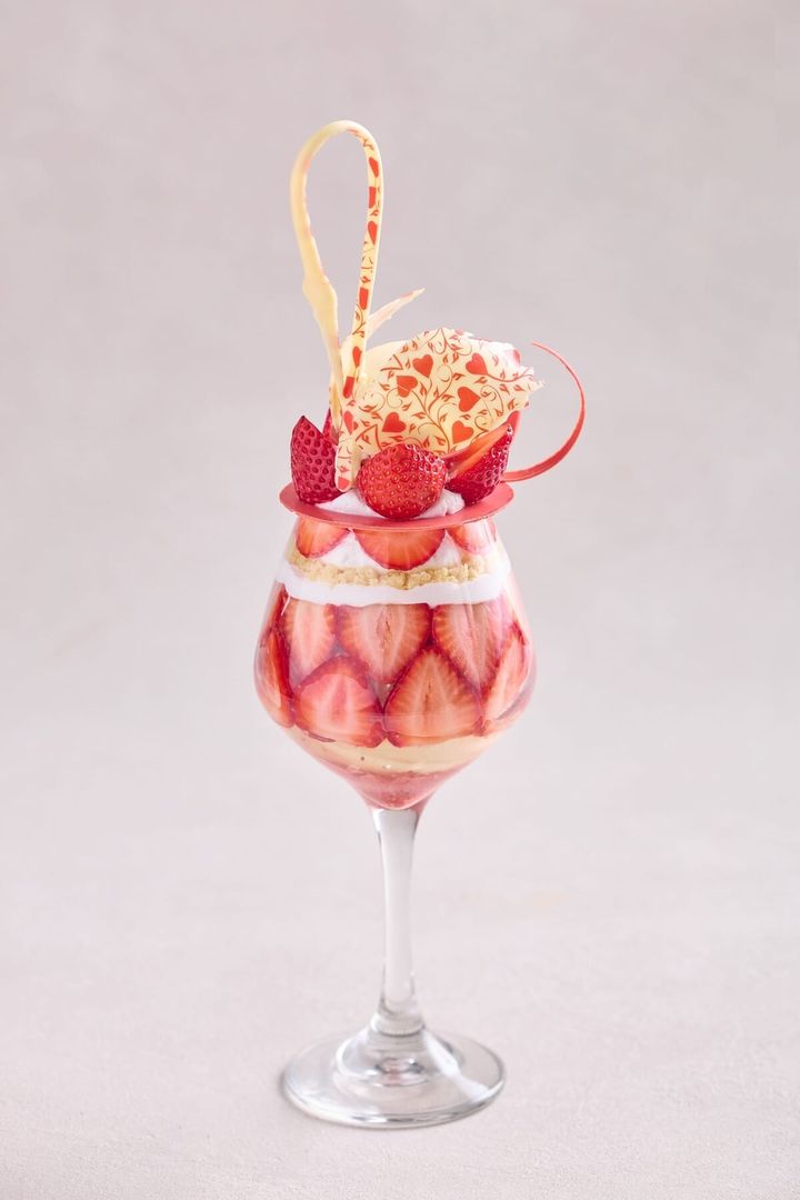 浦安ブライトンホテル東京ベイ「シルフ」スワンパフェ ～あまおう苺～