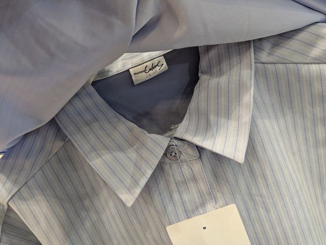 スカーフ付きシャツの襟元