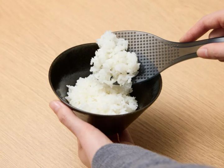 ライクイット「ごはんがつきにくい快適しゃもじ」使用シーン