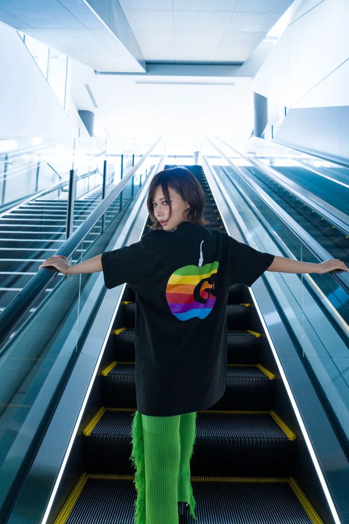 Rainbow Byte T-shirt 着用