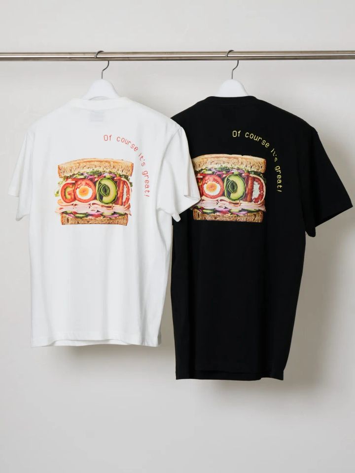 サンドイッチGOODバックプリントTシャツの白・黒2色展開