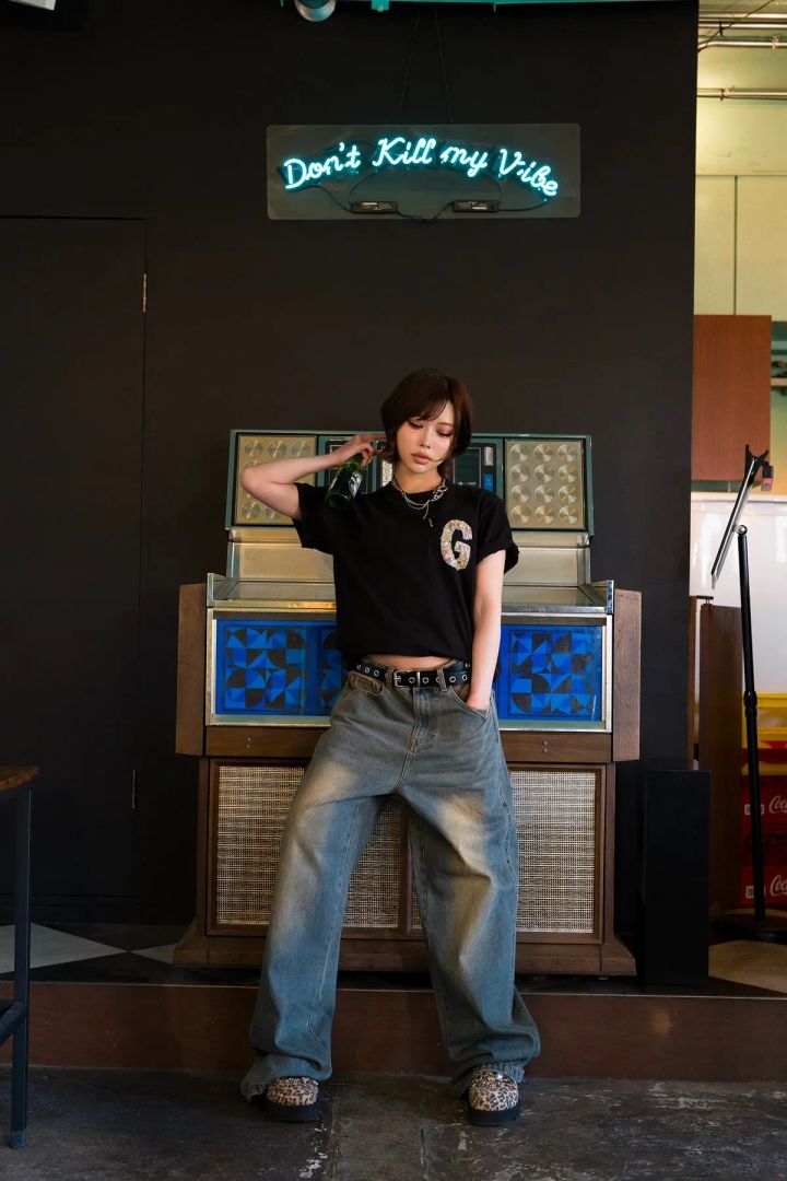 食材モチーフGロゴTシャツの着用