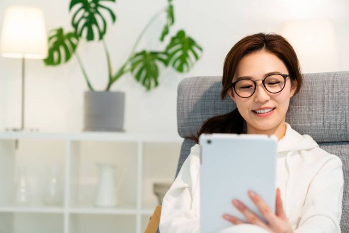 タブレットを操作する人