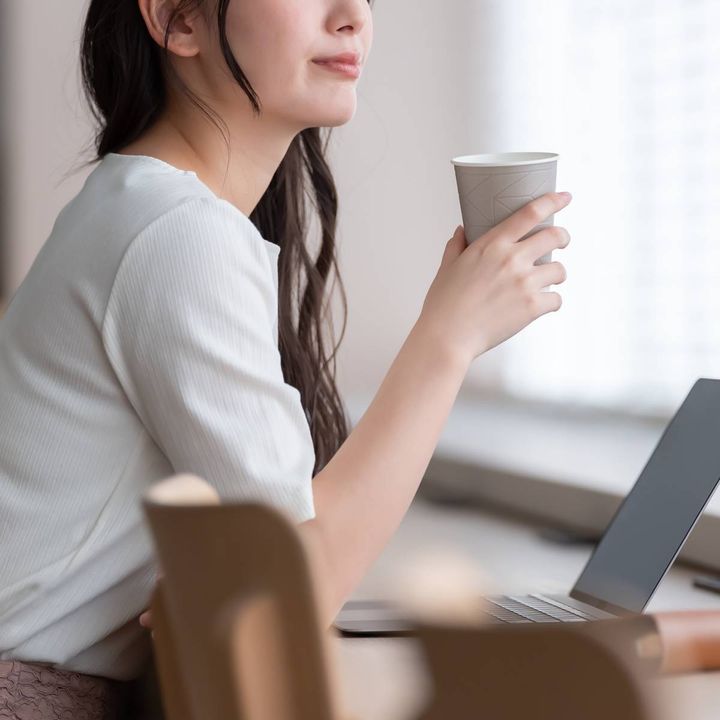 コーヒーを飲む人