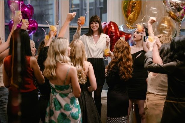 ルーシーが勤める結婚相談所でのカップル成立パーティのシーン写真 Copyright 2025 [c] Adore Rights LLC. All Rights Reserved