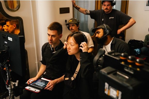 【写真を見る】初お披露目のメイキング写真も解禁に Copyright 2025 [c] Adore Rights LLC. All Rights Reserved