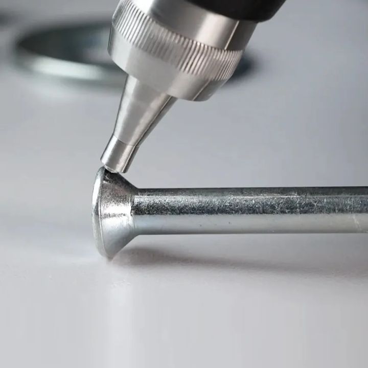 キャリッジボルト頭部の曲面を計測する様子