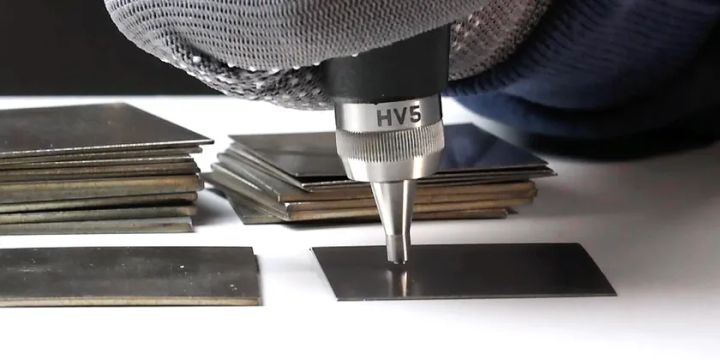 薄い金属板の硬さを計測する使用シーン