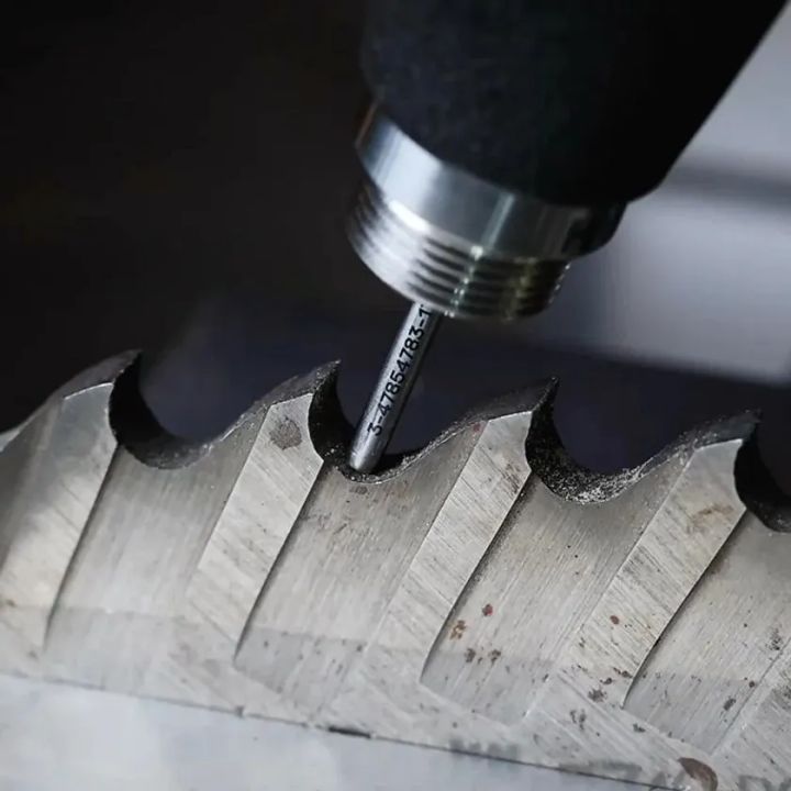 歯車の歯面に圧子を当てて硬さを計測する様子