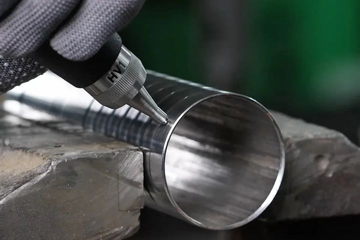 屋外で金属パイプの溶接接合部を計測する使用シーン