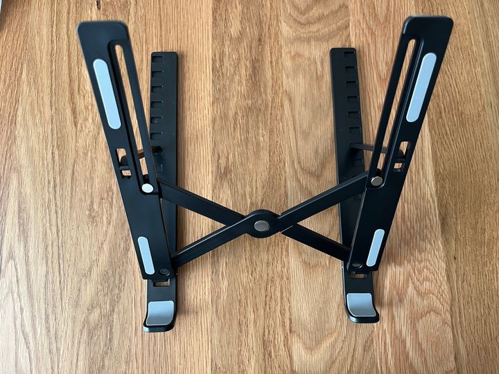 100均のタブレットスタンドが意外と便利！ダイソー・セリア・キャン★ドゥの売り場をチェック