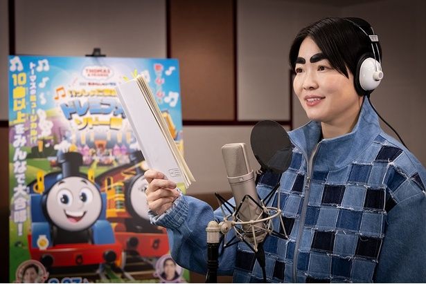 真剣な表情で男性役を見事に演じるイモトさん (c) Kazuko Wakayama