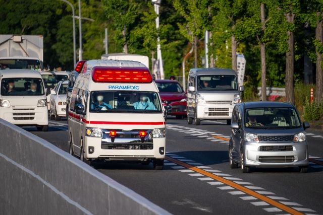 「流れが大きく変わります」救急車が到着するまでの数分間に『周囲が集めておくべき情報』とは？元救急隊員が解説 | TRILL【トリル】