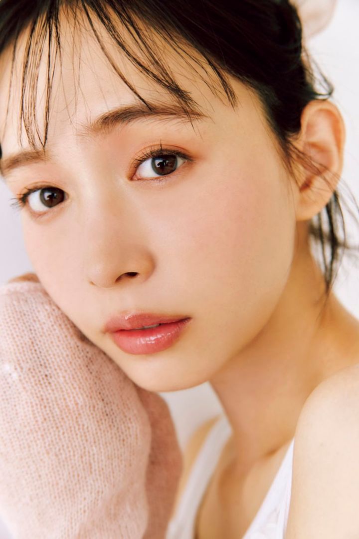 大人のピンクアイメイク モデル＝井桁弘恵