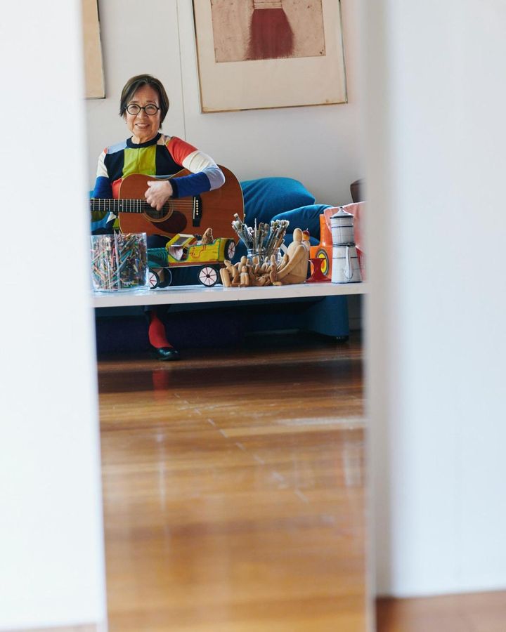 演奏する姿はソファの正面に置いた鏡でチェック。ミュージシャンはかっこよさも大切ですから。