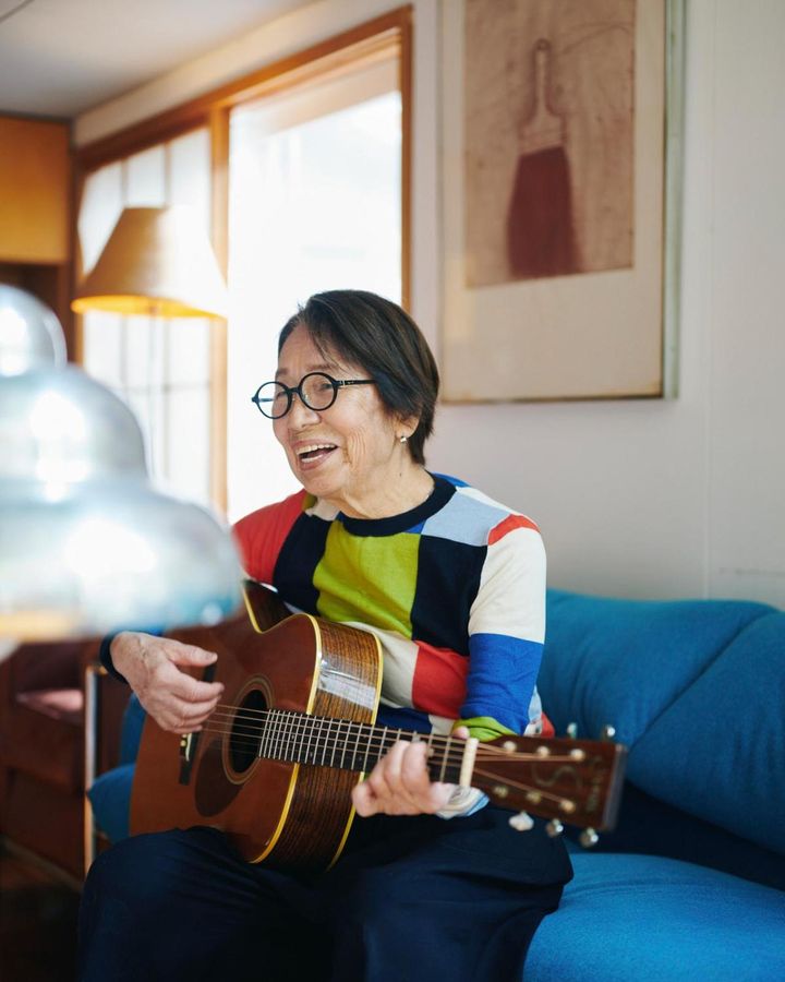 CDをかけて、それに合わせてジャカジャカ。上手になったみたいで楽しい！