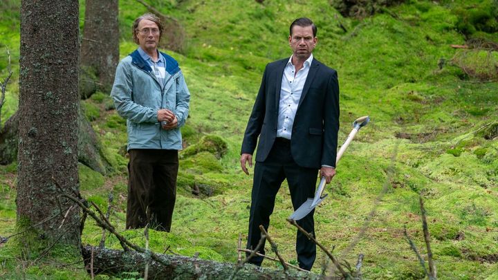 マッツ・ミケルセンが自分をジョン・レノンだと思い込む？ デンマーク最大のヒット作『さよなら、僕の英雄』