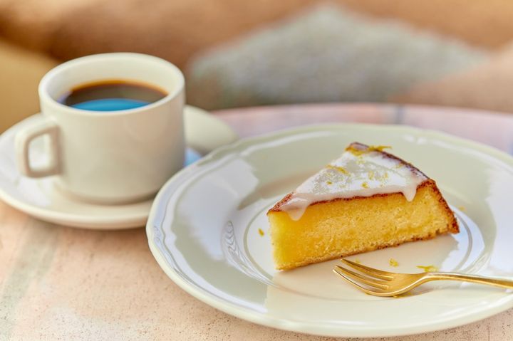 コーヒー660円（左）、レモンケーキ660円（右）