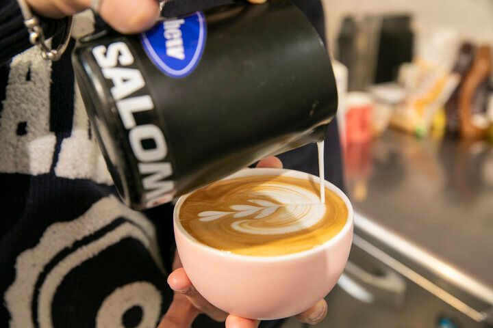 横浜元町の裏通りで見つけた♪お気に入りのお菓子を選んでホッとくつろぐカフェ「rublanc」