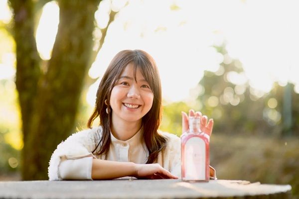 ピンク色のスパークリング焼酎「NANAIRO Sparkling」が登場！乾杯を華やかに彩る。