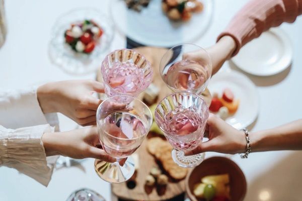 ピンク色のスパークリング焼酎「NANAIRO Sparkling」が登場！乾杯を華やかに彩る。