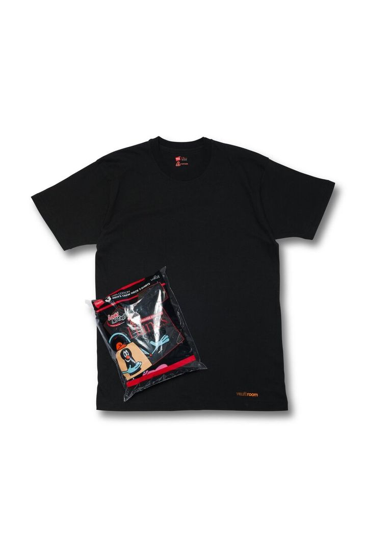 今回のコラボレーションでは、定番のホワイトに加え、インラインでは展開のないブラックを採用。特別仕様となる2色のラインナップ。