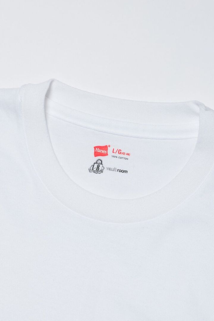 首元にはネームデザインをプリントしたタグレス仕様を採用し、襟ネームの肌当たりを軽減。袖口と裾口には、表から縫い目が目立ちにくいブラインドステッチ仕様を取り入れている。