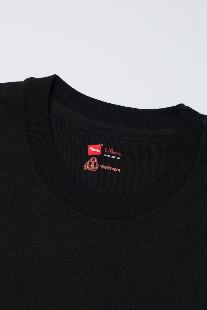 襟ネームと裾部分にはロゴデザインをあしらい、パッケージにはvaultroomのオリジナルキャラクター「ボルトくん」を採用。Tシャツから飛び出してきたようなキャッチーなアートワークにより、コレクター心をくすぐるデザインに仕上げている。