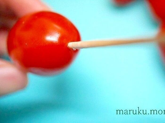 1. トマトに穴を開ける