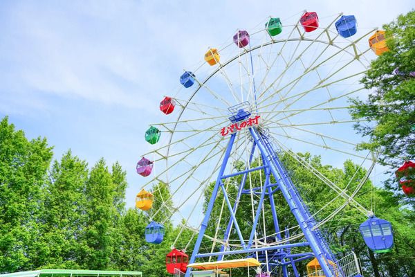 【埼玉県加須市】遊園地×花見×打ち上げ花火が楽しめる、むさしの村「夜桜打ち上げ花火大会」開催！