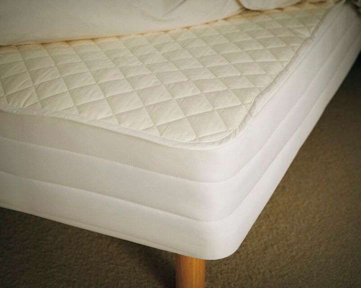 無添加にこだわり、仕上げ材が一切不使用なので敏感肌でも安心。精製された脱脂綿とガーゼによって、高吸水性を実現。吸湿性、通気性、放湿性を保つことで、寝つきにも変化が。洗濯機で洗え、乾きが速いので、お手入れもラク。パシーマパットシーツ（セミダブル）1万2650円（龍宮）