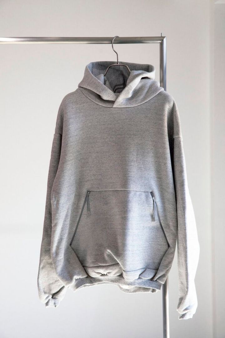 「タナカのパーカは、裾リブの小ささや長めの引き手付きポケットのディテールが大人っぽい。裾をブラウジングしても可愛いです」