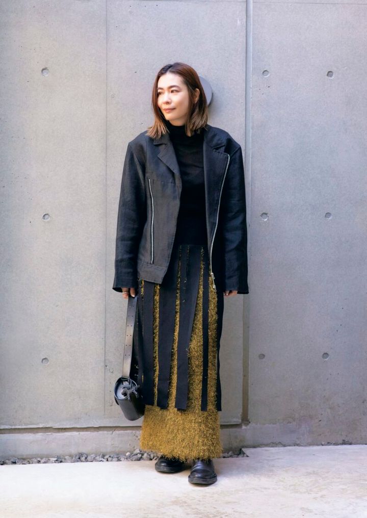 “フリンジを引き立てるカラースカートの存在感”