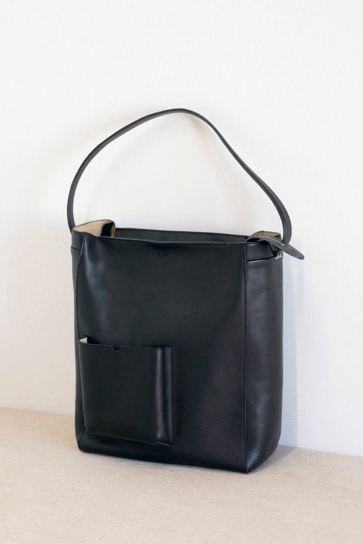 「文庫本が入る外ポケットが特徴の、サガン ヴィエンナのブックトート。マチがあるのでPCもお弁当箱も入り、デイリーに活躍」