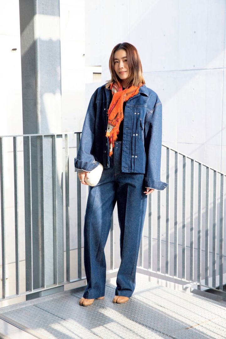 “ワンウォッシュデニムに差し色スカーフが映える”