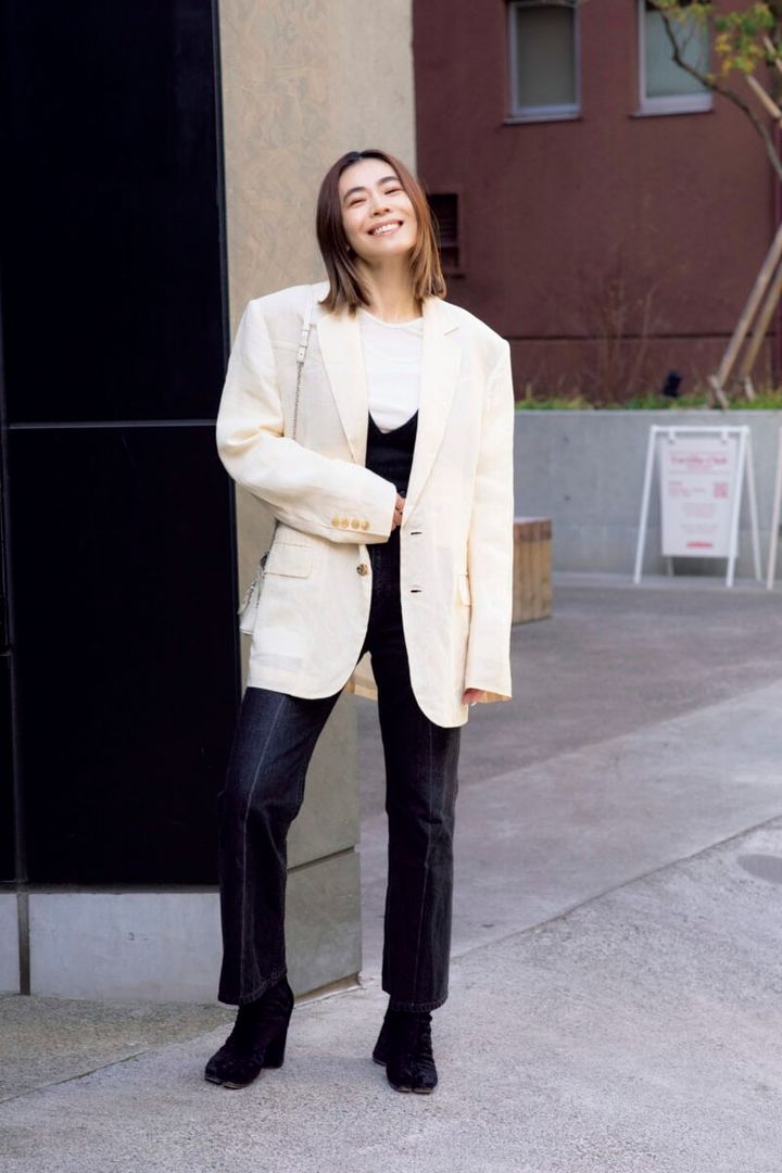 “透け感のあるジャケットが春のムードを呼び込む”