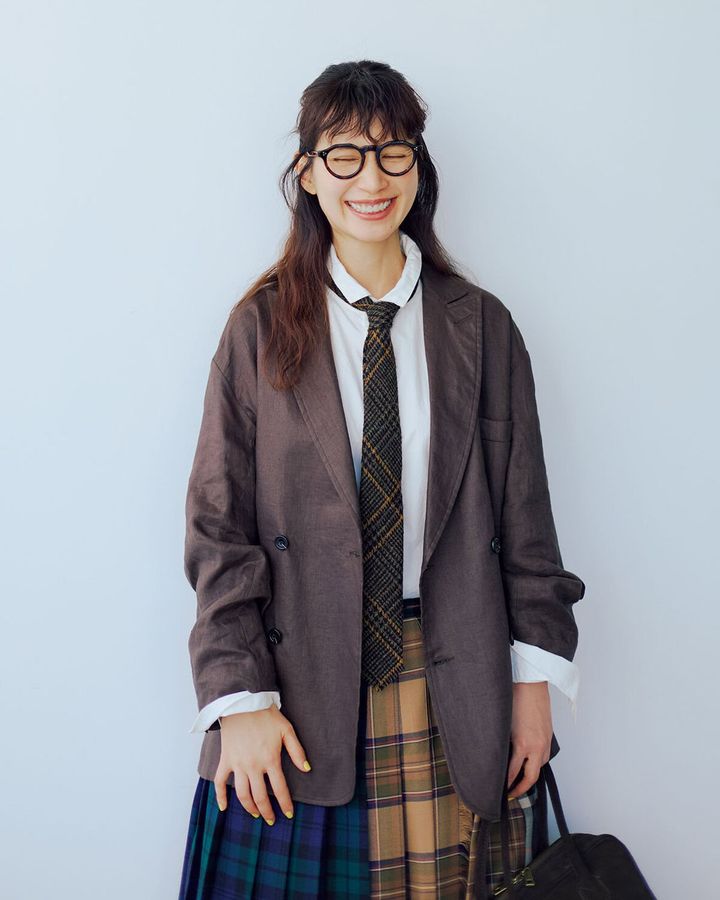 個性的なシャツでカジュアルダウンしたジャケットコーデ