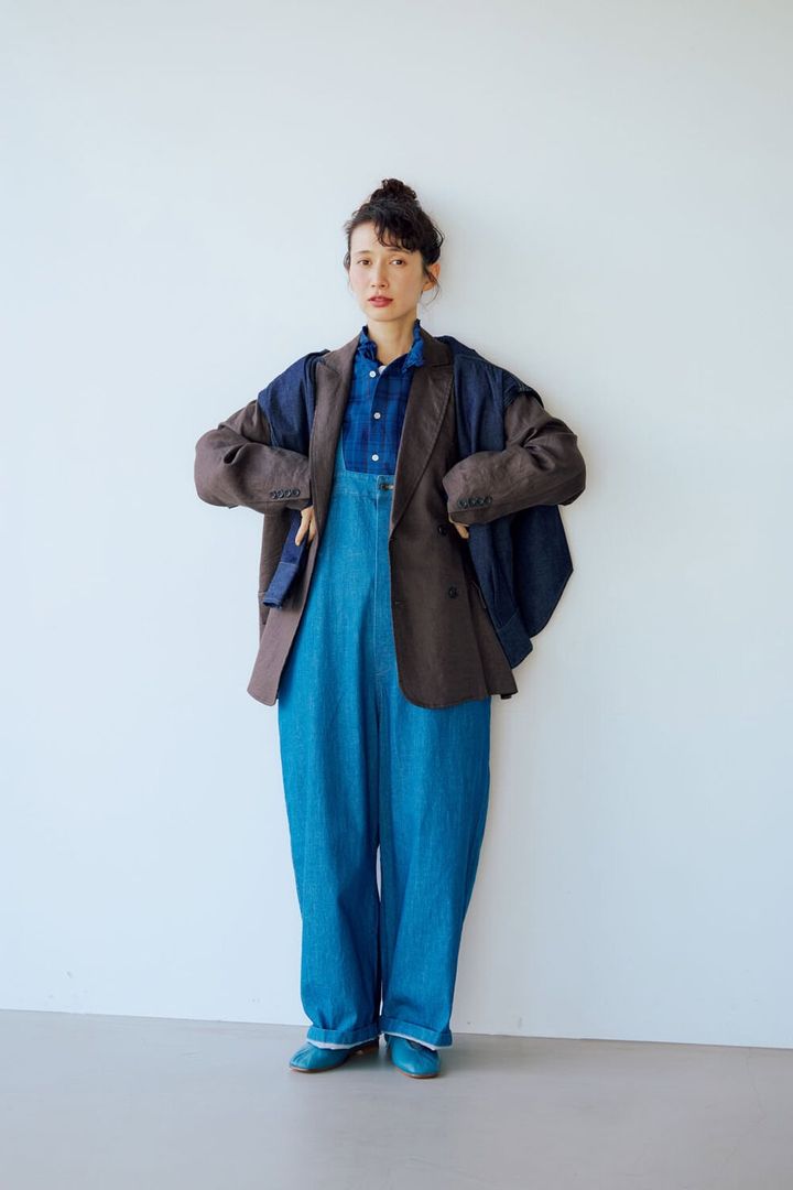 淡いシャンブレーデニムのサロペットと合わせてカジュアルにしたジャケットコーデ