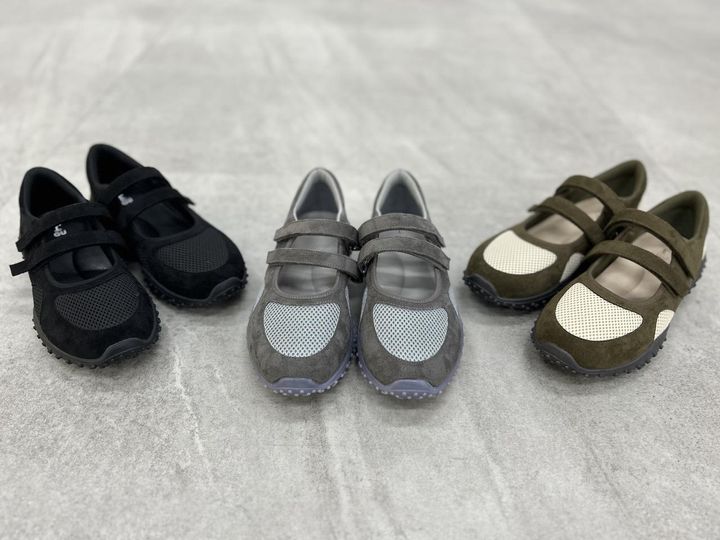 画像: 【GU×rokh】ダブルストラップバレエスニーカー by rokh 各¥2,990 www.gu-global.com