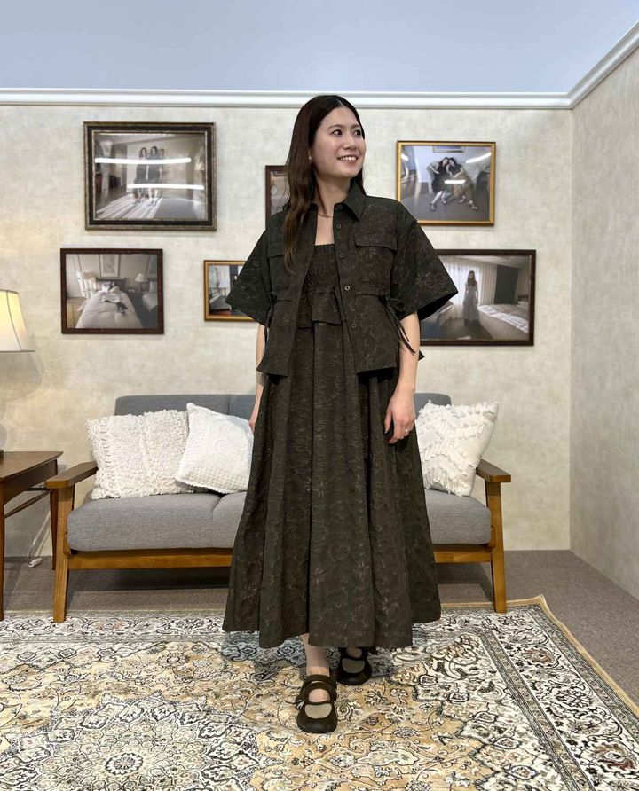 画像: 【GU×rokh】スモッキングワンピース by rokh（Mサイズ着用） ¥4,990、ユーティリティシャツ(5分袖) by rokh（Mサイズ着用）¥2,990、ダブルストラップバレエスニーカー by rokh ¥2,990 ※太田さんの身長：159cm www.gu-global.com