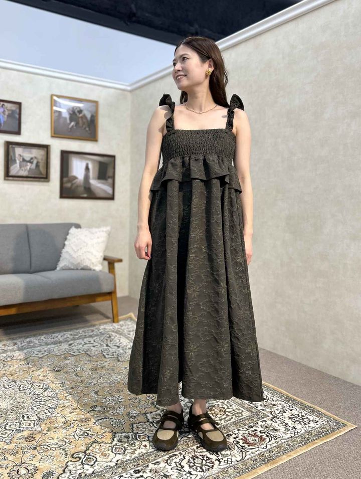 画像: 【GU×rokh】スモッキングワンピース by rokh（Mサイズ着用） ¥4,990、ダブルストラップバレエスニーカー by rokh ¥2,990 www.gu-global.com