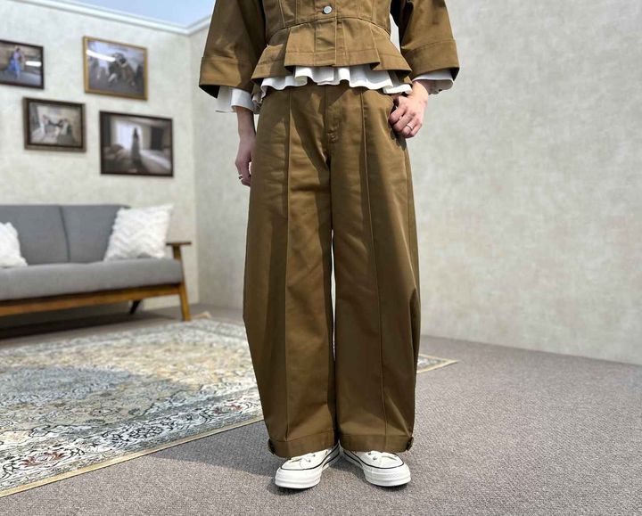 画像: 【GU×rokh】ペプラムブルゾン by rokh（Mサイズ着用） ¥4,990、バルーンパンツ by rokh（Sサイズ着用） ¥3,990、リブフリルカーディガン（7分袖） by rokh（Mサイズ着用） ¥2,990 www.gu-global.com