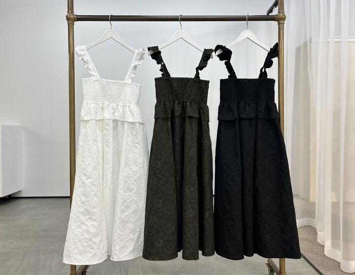 画像1: 【GU×rokh】スモッキングワンピース by rokh 各¥4,990 www.gu-global.com